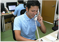 業務中の遺品整理士の写真