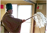 供養をしている神主の写真