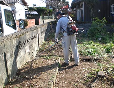庭の掃除風景
